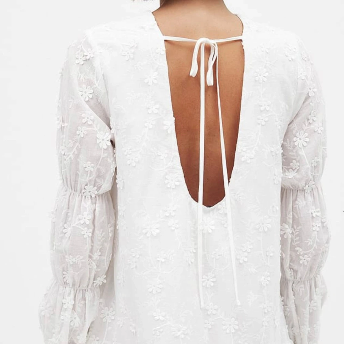 studentklänning med öppen rygg från NA-KD - 1