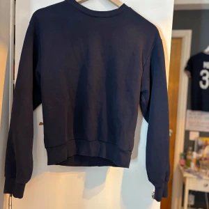 Marinblå tjocktröja - En basic marinblå sweatshirt från Gina Tricot! Den är i bra skick och ser nästan ut som ny