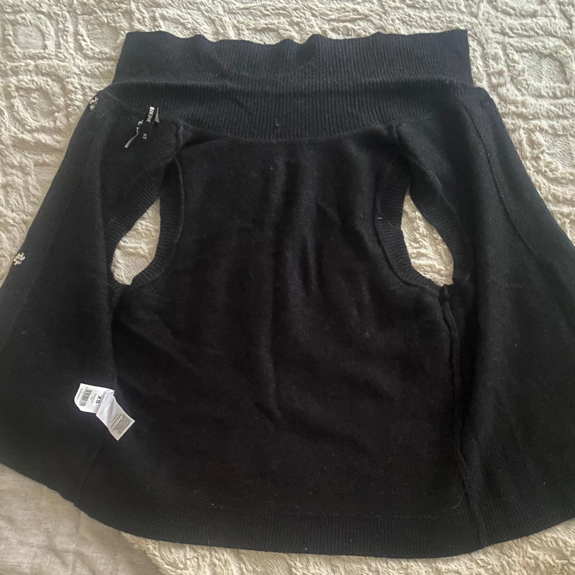 Svart stickad väst med krage - 1