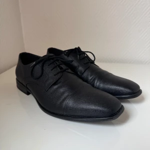 Memphis One Oxford Men - Väldigt snygga Memphis One Oxford Men i storlek 42 svart i läder material!   Skorna känns helt nya nya använda 1,2 gånger och har passar perfekt för dig som älskar finskor!   Material: Läder   Har du funderingar eller frågor är det bara att fråga! Vi har snabba leveranser och kan även avhämta den i Visby!