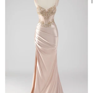 Rosa balklänning  - Elegant långklänning i champagnefärgad satin med smala axelband, transparent midjeparti och vackra spets- och pärldetaljer framtill och baktill. Klänningen har figurnära passform och slits framtill för extra effekt.                                        .            🎀 Helt oanvänd, säljer pga returtiden hade gått över 🎀  PRIS KAN ÖVERENSKOMMAS RIMLIGT!