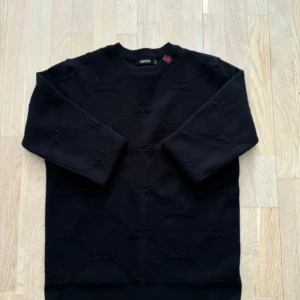 Stickad gucci tröja - Hej! Säljer en stickad gucci tröja i storlek XXL🤩inga tidigare tecken på användning och inga defekter😊 Säljer då den inte används. Priset är inte bestämt och är öppen mot prisförslag🙃 om du har mer frågor är det bara att skriva😊