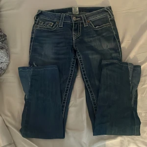 Low waist True Religion Jeans - Säljer ett par as snygga true religions. Dom är jätte low waist men har sytt upp byxorna då dom var för korta😊