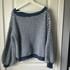 Randig stickad tröja  - Säljer en mysig stickad tröja med blå och vita ränder. Tröjan har en lös passform, rund halsringning och långa ärmar❣️