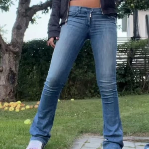 True religion jeans  - Snygga blå blåa true religion jeans. Jag säljer för jag använder inte dom längre. Bilderna är från ganska längesedan så jeansen färg är lite blåare på tex rumpan och dom kan vara lite mer slitna vid benen!! Men dom är i fint skick annars och dom har inget fel på sig🥰 det stor i jeansen att dom är i storlek w25 vilket är typ xs. Jag är 165 och dom är för långa för mig.❤️