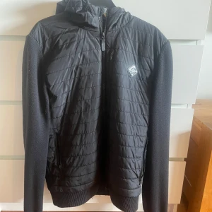 Cardigan från J.Lindeberg - Svart cardigan jacka från J Lindeberg . Jackan passar perfekt till våren och sommarkvällar. Bra skick och helt utan defekter, pris kan diskuteras vid snabb affär