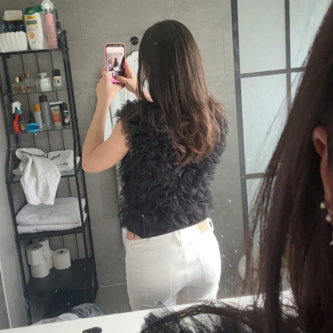 Svart volangväst med v-ringning - 1