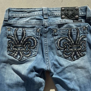 Miss me jeans - säljer ett par jätte fina miss me jeans i storlek 28 men skulle säga att dom är 27! bootcut! säljer för att dom är just på gränsen av för korta på mig som är 168cm.🩷