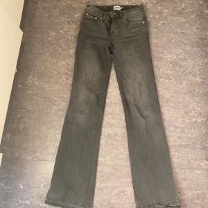 lågmidjade grå bootcut jeans - Säljer ett par gråa bootcut jeans från 157 med knappar i bakfickan, har sprättat ut dem & inga defekter 💞💞