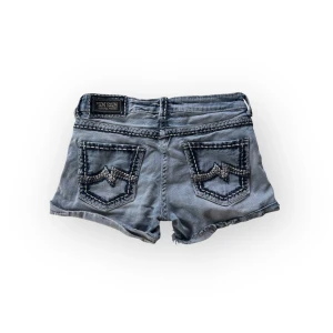Blå jeansshorts från Miss Me - Storlek W26 passar S. Midja 37, längd 29
