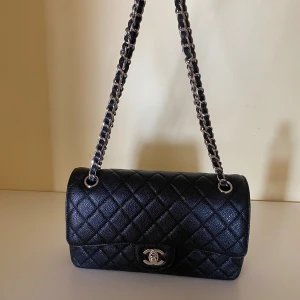 Märke väska liknande quiltad axelväska  - LIKNANDE märke väska. Använd. Pris diskuterbart.