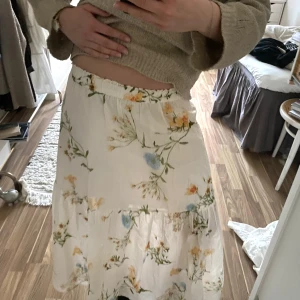 Blommig långkjol - Jätte fin somrig blommig långkjol🌸☀️Grund pris 400kr, lappen sitter kvar!