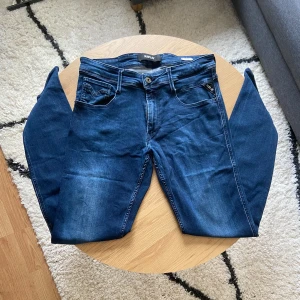 Mörkblåa Replay jeans - Hejsan!👋 Säljer ett par mörkblå jeansbyxor med klassisk femficksdesign. Byxorna har dragkedja och knapp i gylfen samt detaljerade sömmar👖 Passformen är straight och materialet är jeans. Perfekta för dig som gillar en tidlös stil⏳ Jeansen är i Anbass modell🧷  Storleken på byxorna är W31 L34📐 Kom privat för mått!📏  Priset är INTE ristat i sten så kom gärna med prisförslag!💸  Vid frågor: Meddela oss!📩
