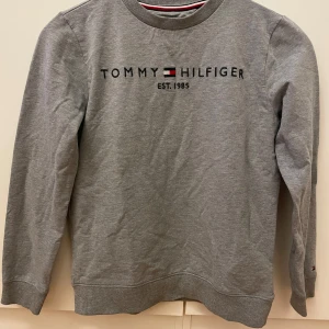 Tommy hilfiger - Säljer en grå Tommy Hilfiger tröja i storlek 152! Den är knappt använd och är som ny! Ifall det är några frågor är det bara att skicka!