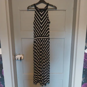 Svartvit långklänning - Sommarklänning från Lindex. Storleken är 10-12 år eller 146/152 men jag som vanligtvis har XL kan ha den utan problem. Endast använd ett par gånger, som ny.