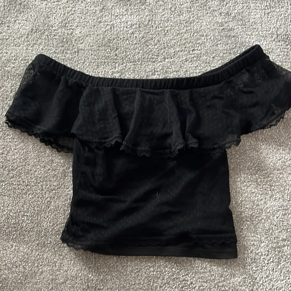 Svart offshoulder topp med volang - 1