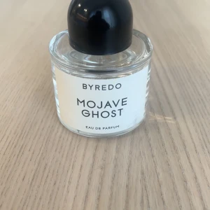 Byredo Mojave Ghost Eau de Parfum 50ml - Byredo Mojave Ghost Eau de Parfum 50 ml. Ca 80% kvar.  Nypris 1700kr