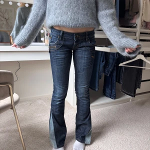 Jeans 🥰 - Najs jeans. Tjejen på bilden är 162 och bär vanligtvis storleken 32/34💞💞💞💞