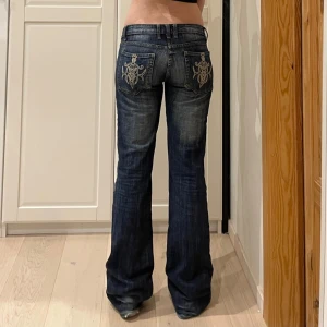 Lågmidjade bootcut jeans med snygga fickor🤩 - Midja 42 cm rakt över, gren 20,5 cm och innerben 87 cm💕jag är 169 och xs-s och håller in i midjan. Märkta som strl 40 men mer 38 kanske även en stor 36. Slitna vid hälarna 
