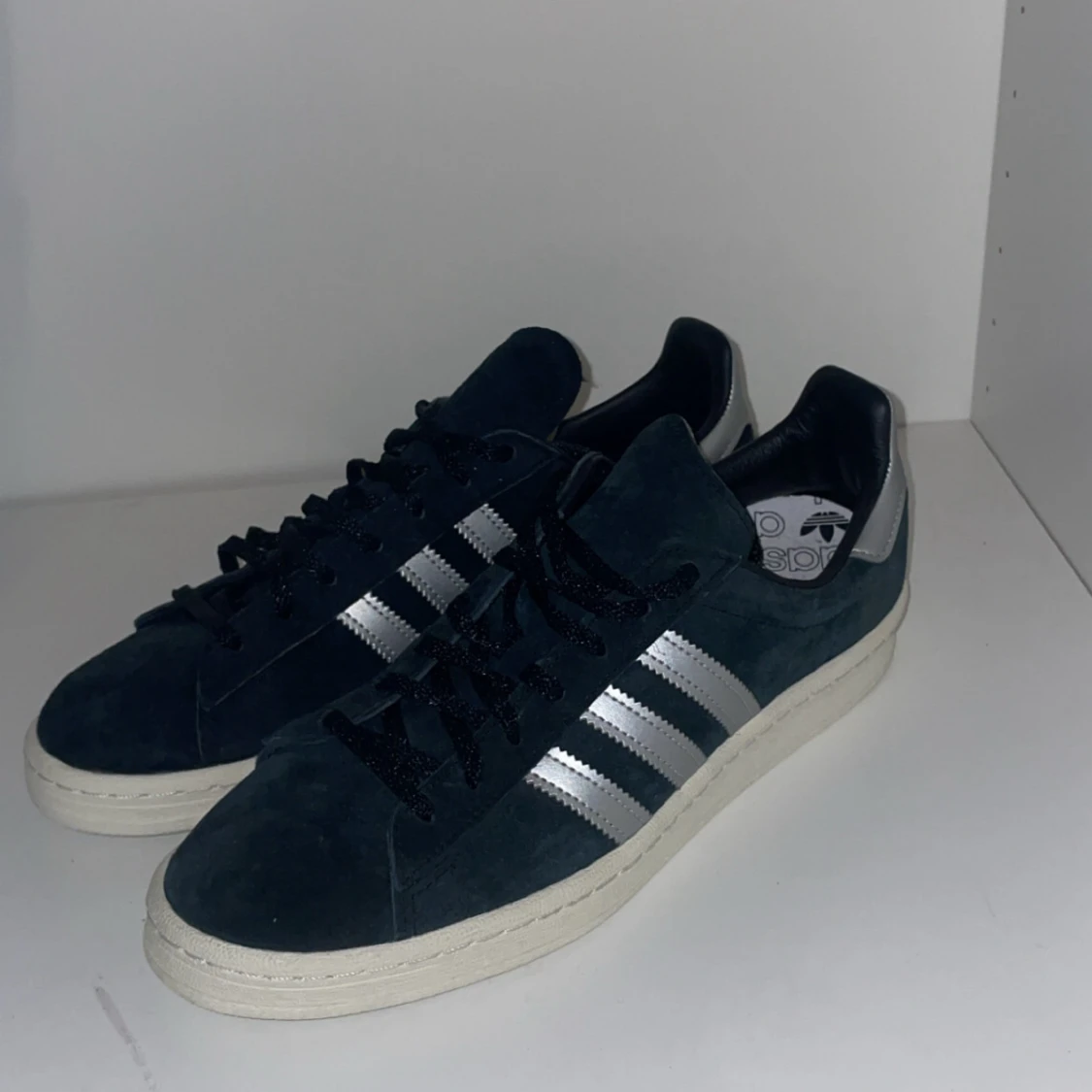 Adidas Campus sneakers med silvriga ränder