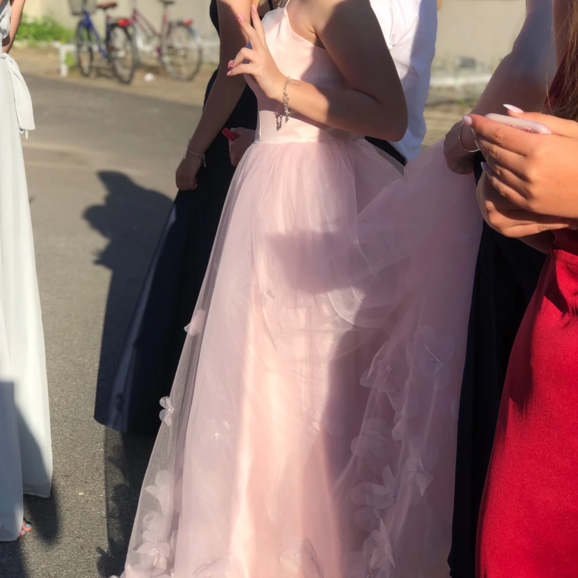 Ljusrosa balklänning med blomdetaljer - 1