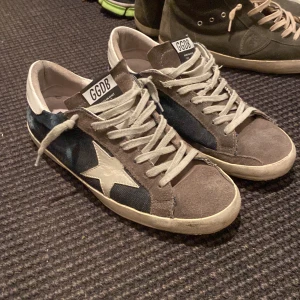 Golden Goose Skor  - Säljer dessa snygga och eftertraktade Golden Goose skor. De är i storlek 42. De är i väldigt bra skick. Skosnöret är lite skadat. Gjorda av denim och slitaget är en del av designen. Priset är diskuterbar. Skriv privat om du har några funderingar.   -[Endast skorna ingår i köpet]-
