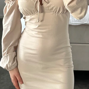 Beige klänning från Nelly - Säljer då den är för stor för mig.