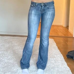 Lågmidjade jeans - Snygga blå bootcut jeans. Jeansen har låg midja och lätt slitningar. Storlek 36 men ganska små i storleken. Skriv för mått. Litet hål på baksidan (bild 4). Jag är 165 cm. 💕