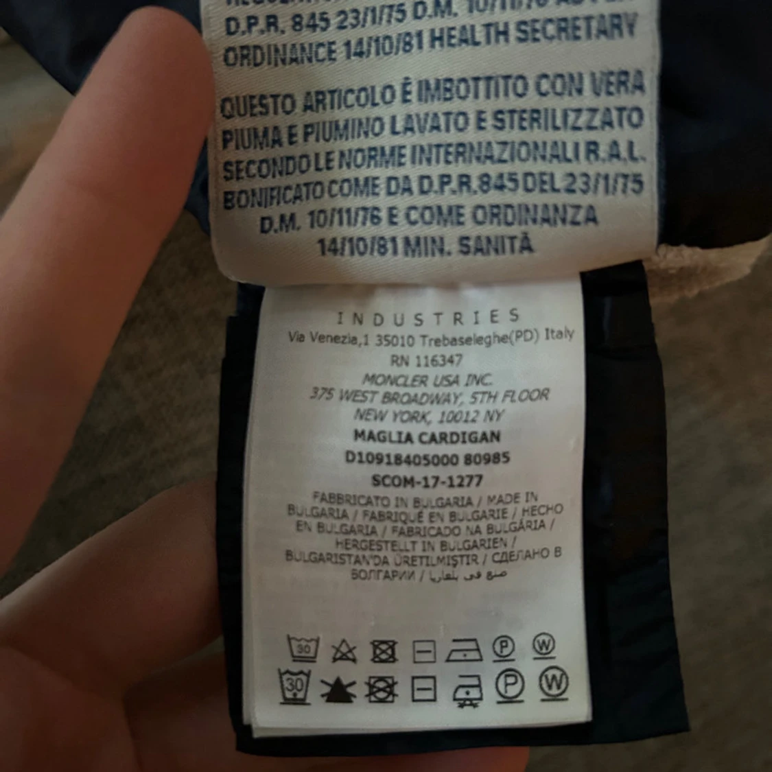 Svart pufferjacka med grå luvärm från Moncler - 3