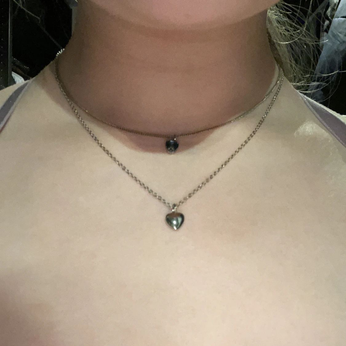 Två halsband med hjärta, en blå och en silver.  - 2