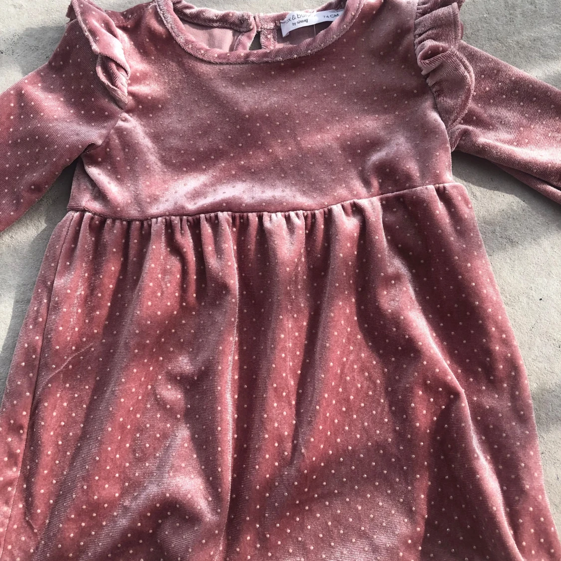 Rosa sammetsklänning med volang och prickar - 3