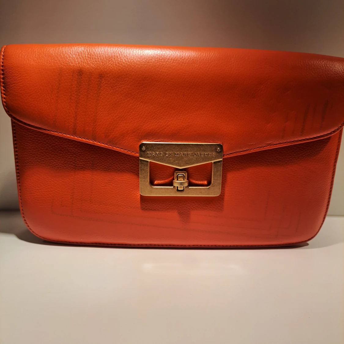 Orange kuvertväska från Marc by Marc Jacobs
