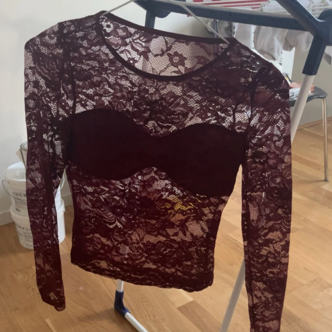 Vinröd spetsblus med lång ärm - 1