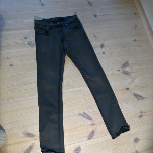 Tiger of Sweden Jeans - Säljer dess gråa Tiger of Sweden i storleken 33:32 skulle säga att skicket är 8/10. Nypriset är 1500kr+ och dem här jeansen är sjukt trendiga just nu. Pris kan självklart diskuteras😃