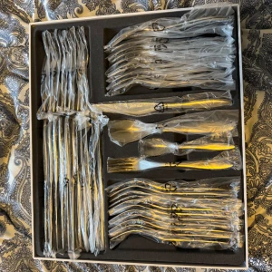 Nissan Bestickset 48 delar - Säljer ett komplett Nissan bestickset från Anders Petter med 48 delar. Setet innehåller knivar, gafflar, matskedar och teskedar i rostfritt stål. Alla bestick är individuellt förpackade i plast och levereras i originalkartong.