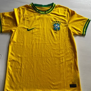 Brasilien fotbollströja  - Brasiliens landslag fotbollströja. Storlek M. Använd kanske 2 gånger max. 9.5/10 skick. 