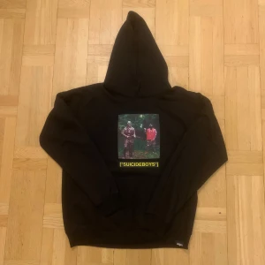 $uicideboy$ Closed Captions Hoodie - Nyskick, aldrig använd. Klippt av taggen men skickar med den om det önskas. Skicka gärna bud och/eller frågor om ni har några.