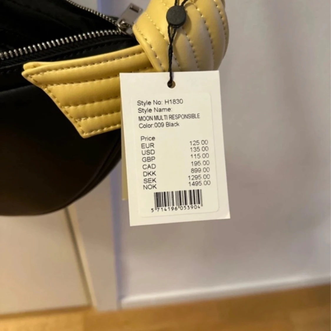 Svart och vit axelväska från HVISK - 3