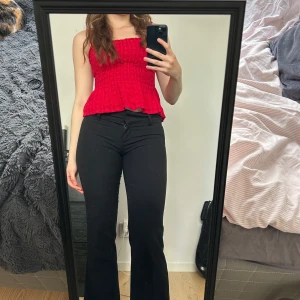 fest topp - Festtopp i babydoll modell från Hollister som e så gullig, jag gillar att ha den utan banden så det blir som en bandeu topp:)