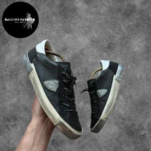 Philippe Model prsx skor - Philippe Model PRSX som ny skick 9/10.  Storlek 40 men passar som 41. Fråga gärna om innermått vid osäkerhet!  Endast skorna ingår (ingen låda).                                                                                        Nypris ca 3500 kr Vårt pris: 1399 kr Följare får rabatt – 1299 kr 🙌.                                                    ~                                                                                 Hör gärna av dig innan köp så vi kan justera priset i annonsen