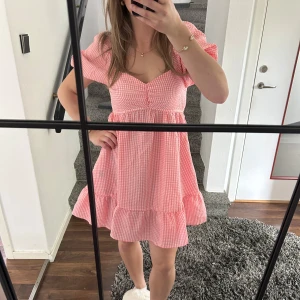 Rosa och vit rutig klänning med volang - En väldigt söt och somrig klänning. Använd endast en gång