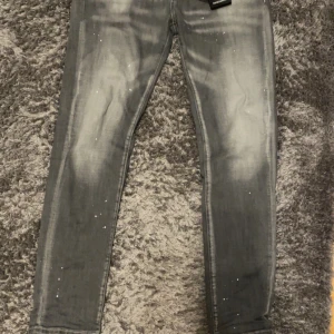 Dsquared2 jeans - Gråa Dsquared jeans. Dom har lite slitningar och lite lite färg. Dom är nästan som nya. Storlek 34. Pris kan diskuteras vid snabb affär