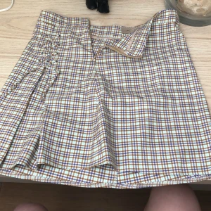 Rutig kjol - Jättesöt rutig kjol från zara!!❤️❤️ Kjolen har jättegulliga snörningar vid sidan och dragkedja vid andra🥰 Strl 11-12 men skulle sagt XS typ skriv om ni har några frågor ba👍🏻