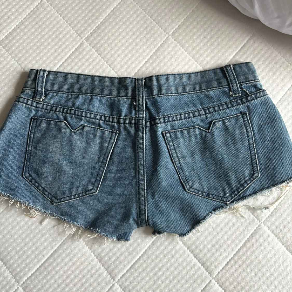 Blå jeansshorts med fransar och slitningar - 1