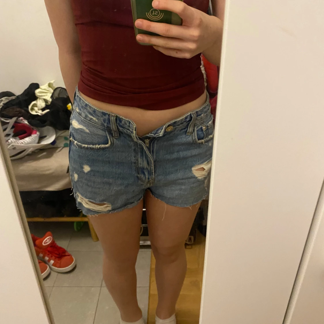 Blå jeansshorts med slitningar - 1