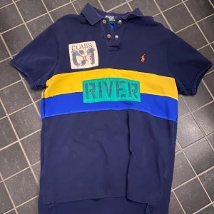 Polo Ralph Lauren Piké - Säljer en mörkblå piké från Polo Ralph Lauren. Piken är vintage och svårt att få tag i. Piken är i storlek L och bra skick. Kan prutas om du är trevlig😀