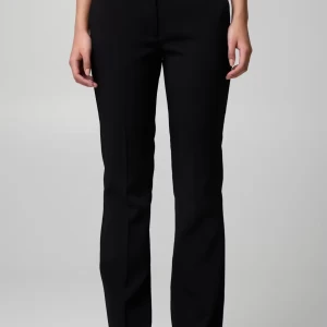 Svarta kostymbyxor - Säljer mina svarta lågmidjade kostymbyxor då dom inte kommer till användning, kan ta bilder på dom vis frågan