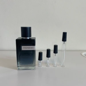 Yves Saint Laurent Y EDP 🍏  - Säljer en elegant parfymflaska från Yves Saint Laurent, en riktigt citrus och fräsch doft nu till sommaren. Perfekt för dig som vill ha din favoritdoft med dig överallt! 1ml: 33kr 2ml: 50kr 3ml: 69kr 5ml: 105kr 10ml: 189kr