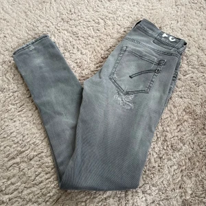 Dondup George - Ett par dondup i modellen george, med feta slitningar! Jeansen är stl 31 och i fint skick! Dm vid intresse!