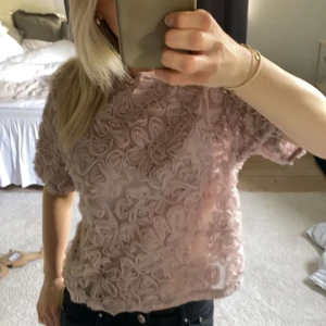 Ljusrosa blommig blus - Superfin ljusrosa blus, använd fåtal gånger💖